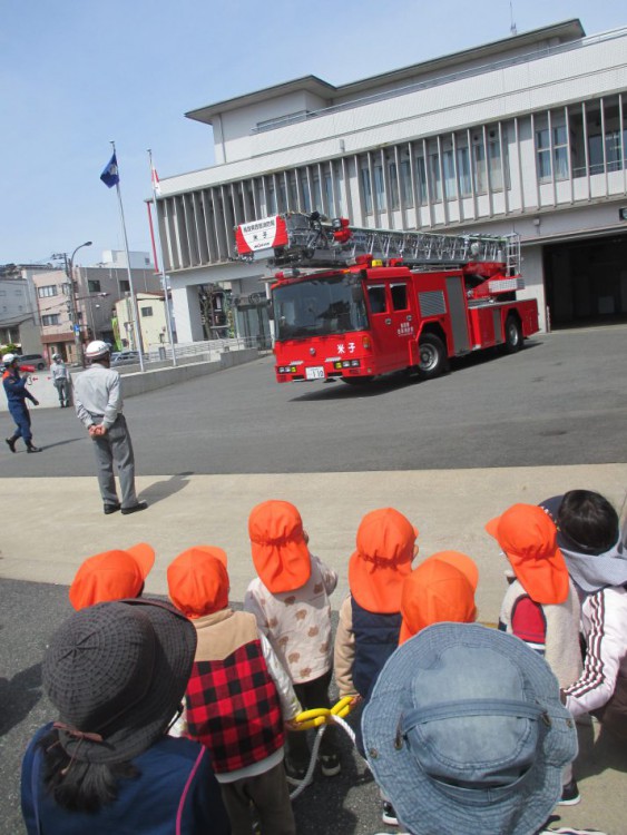 大きくて立派な消防車に興味津々！